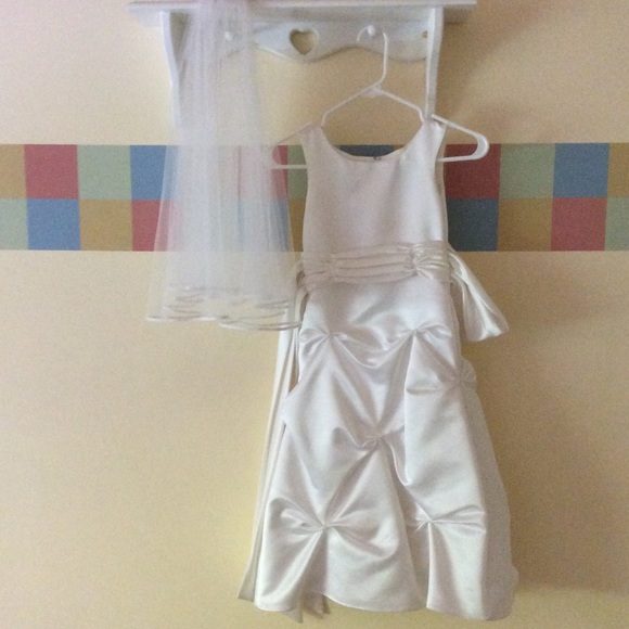 Bill Levkoff Other - Pretty communion dress with veil